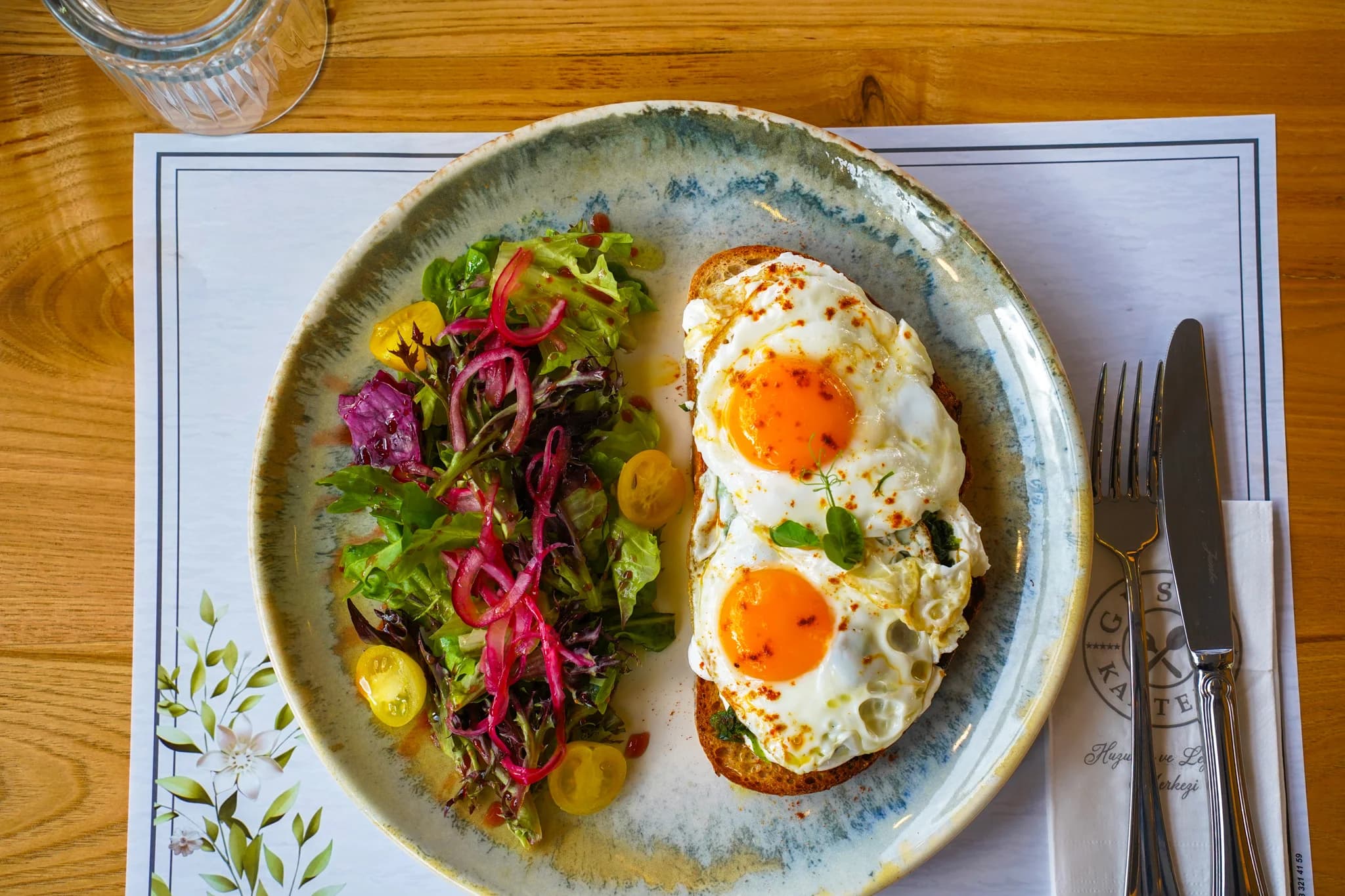 Ekşi Maya Eggs Florentine